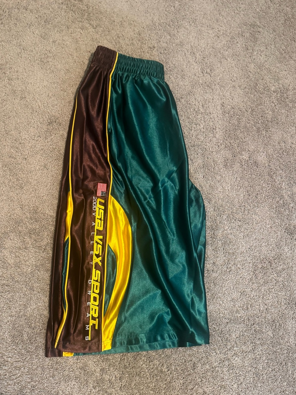 VALE Forever 3/4 Shorts - Picture 2 of 6